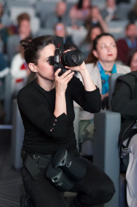Filmmaker grabando un evento presencial para Foreground